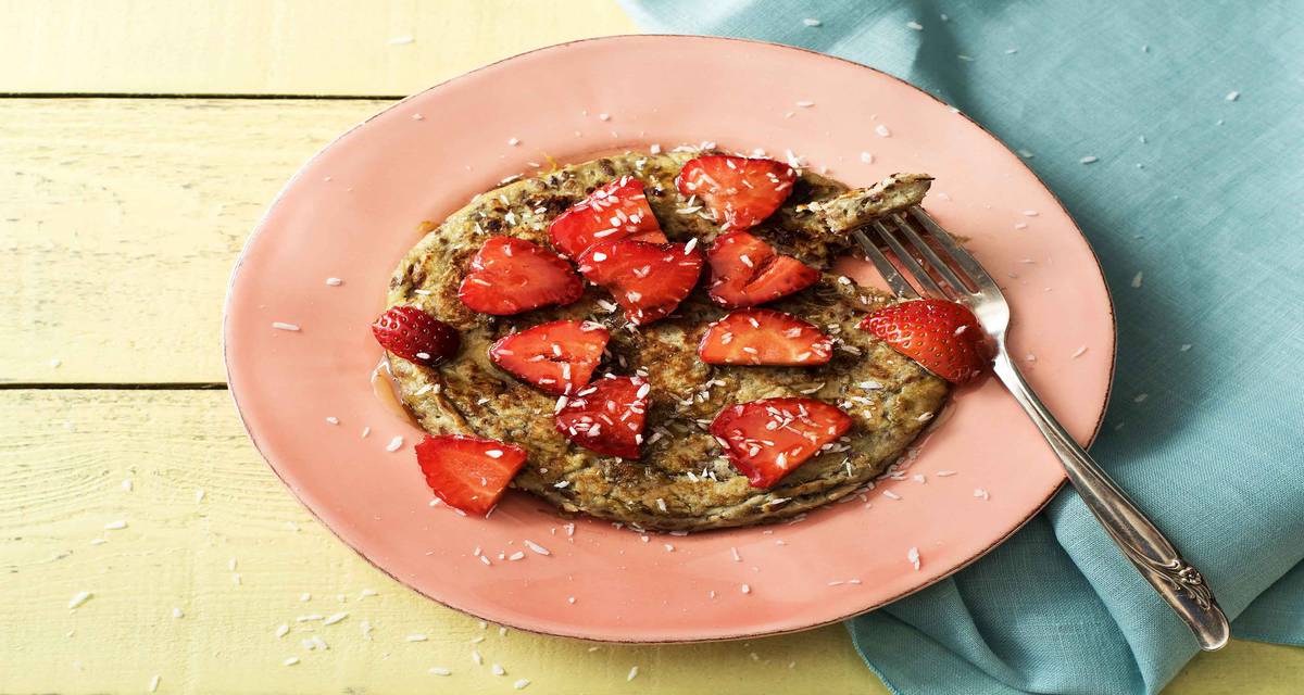 Crêpe de bananes Avec des fraises et de la noix de coco
