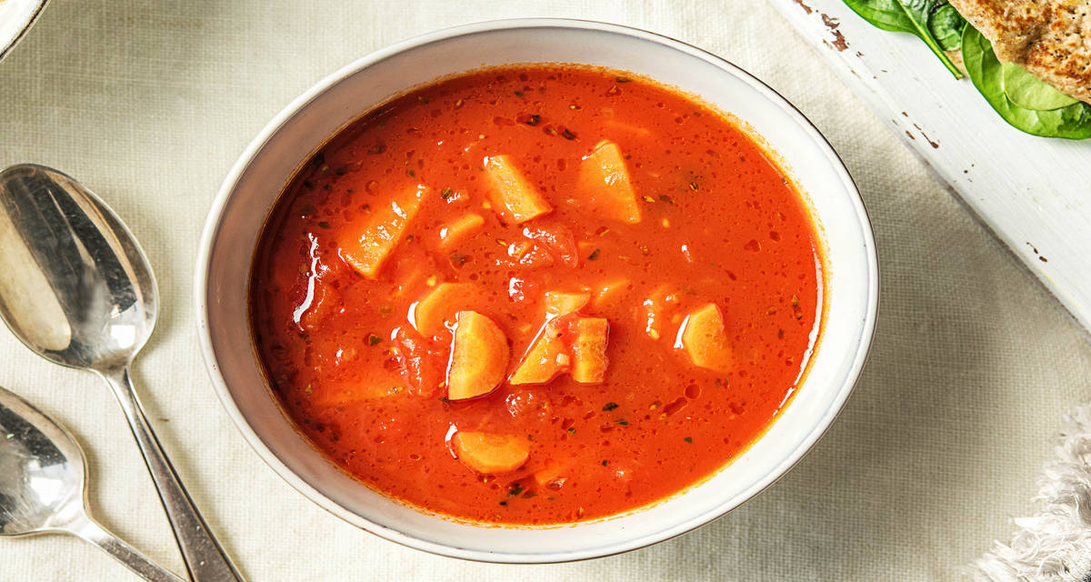 Soupe à la tomate Avec une crêpe salée aux épinards et au vieux chèvre