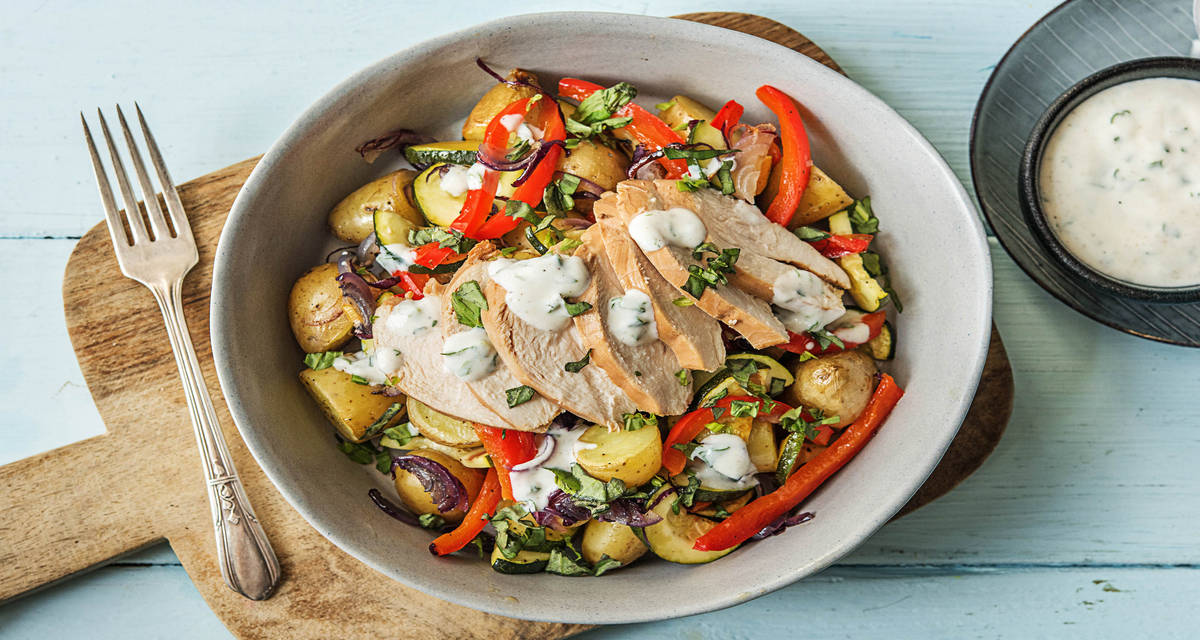 Salade de poulet fumé et grenailles Avec une sauce au yaourt