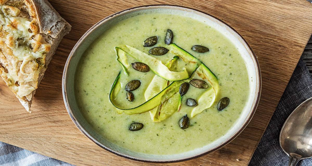 Soupe de courgette au pesto Avec une baguette d’épeautre gratinée