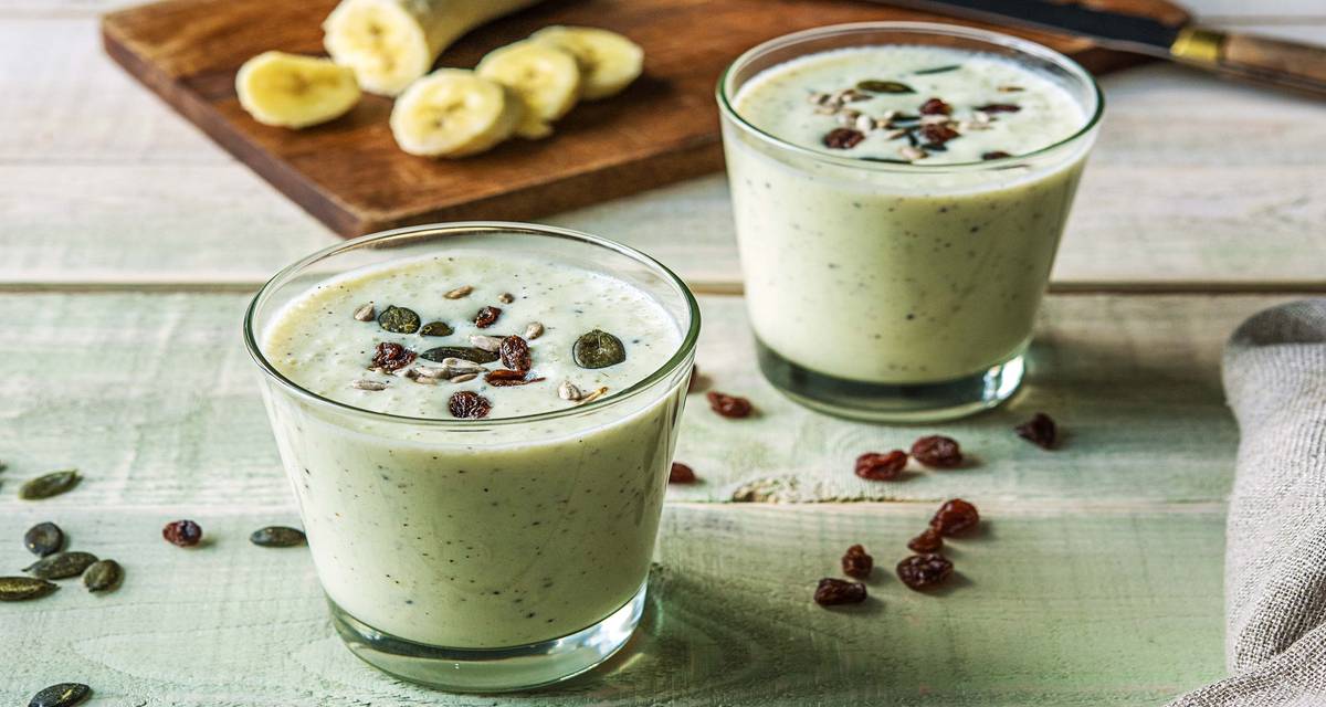 Smoothie sucré à la banane et au kiwi Avec un mélange de graines et de raisins secs
