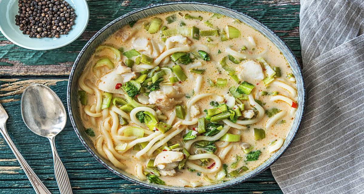 Soupe à la noix de coco, à l’églefin et aux nouilles udon Avec des haricots plats, du pak-choï et de la sauce soja