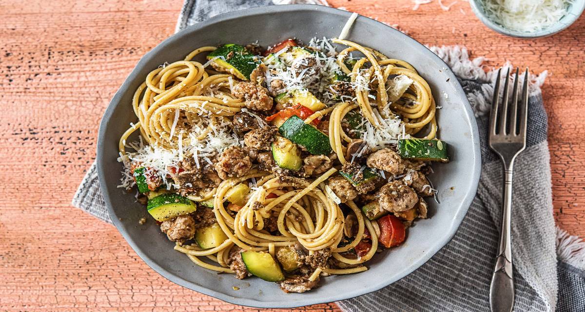 Spaghetti complets à la saucisse de porc À la tapenade d’olives noires et au fromage vieux
