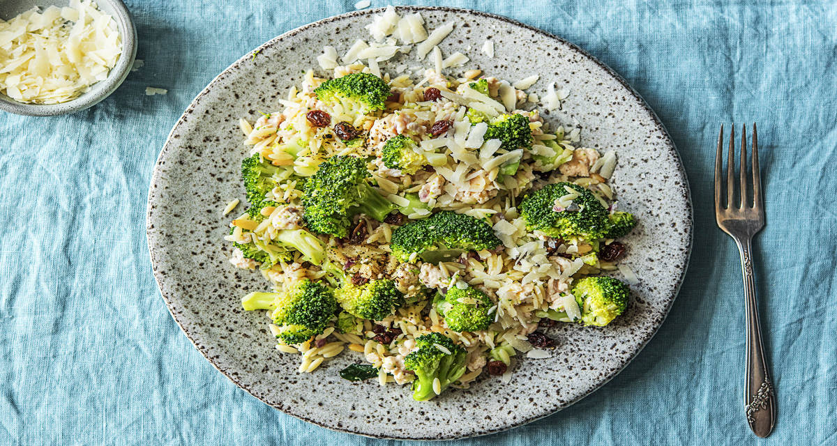 Orzo sicilien au hachis de poulet épicé Avec des brocolis, du pecorino et des pignons de pin