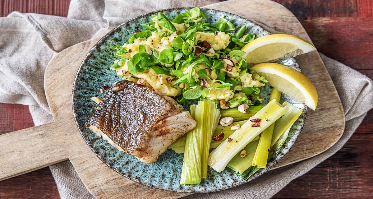 Filet de cabillaud; purée et poireaux à l'étuvée Avec de la mâche et des noisettes