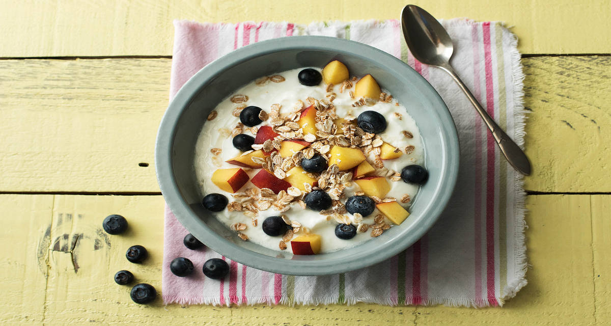 Yaourt entier aux myrtilles Á la nectarine et au muesli