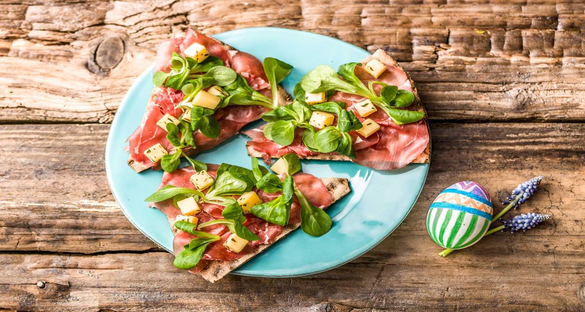 Crackers au fromage aux fines herbes et au jambon Avec de la mâche