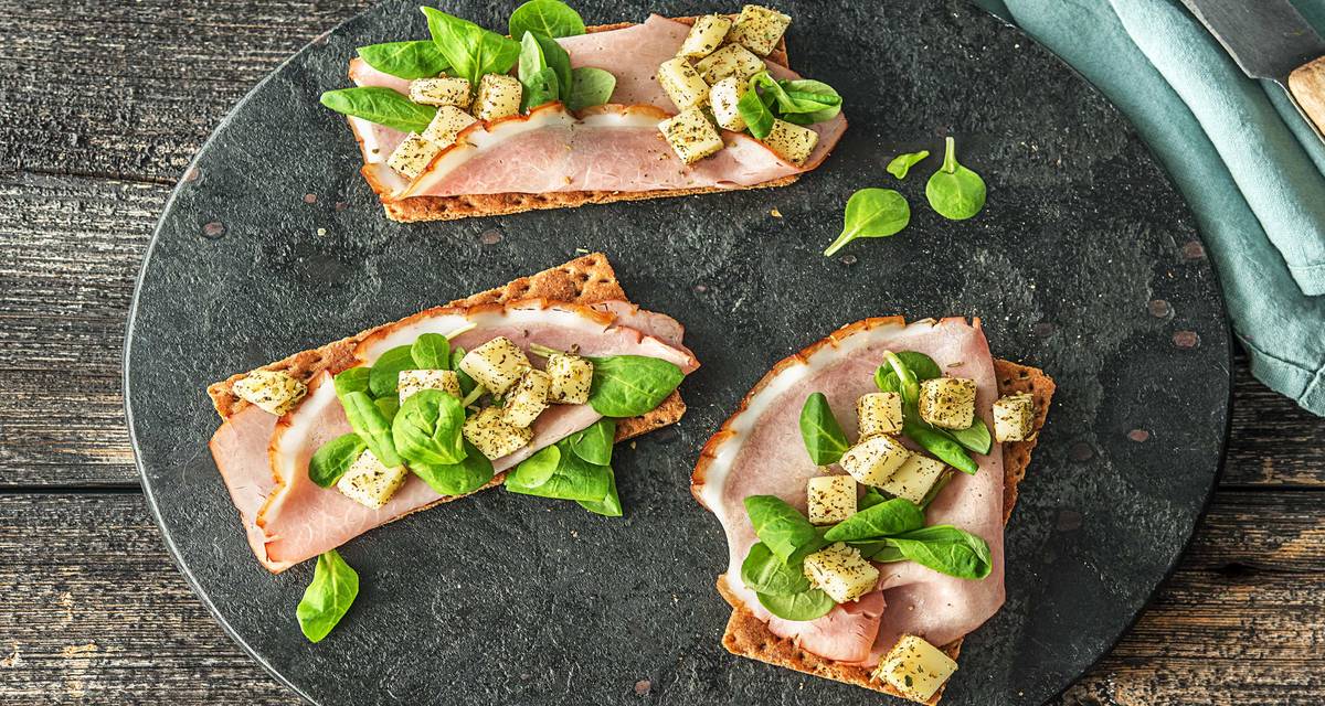 Crakers au fromage aux fines herbes et au jambon Avec de la mâche