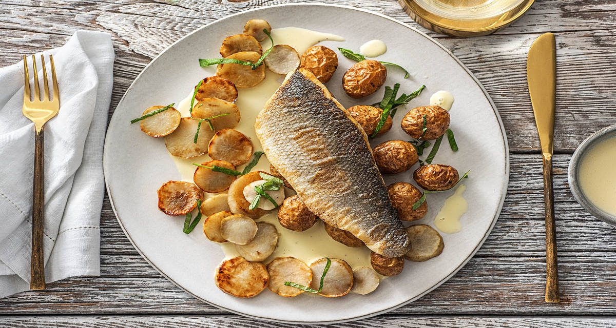 Bar poêlée et sauce à la crème citronnée Avec des topinambours et des grenailles