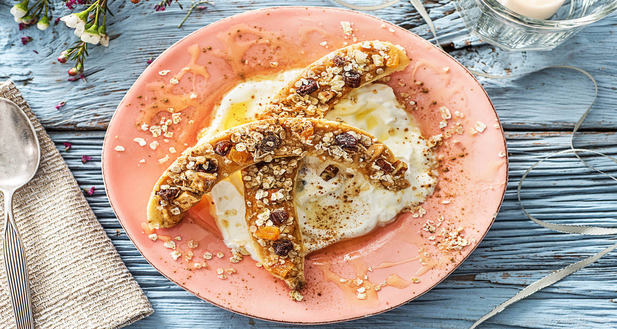 Pindakaas-bananensplit Met Griekse yoghurt, muesli en kaneel