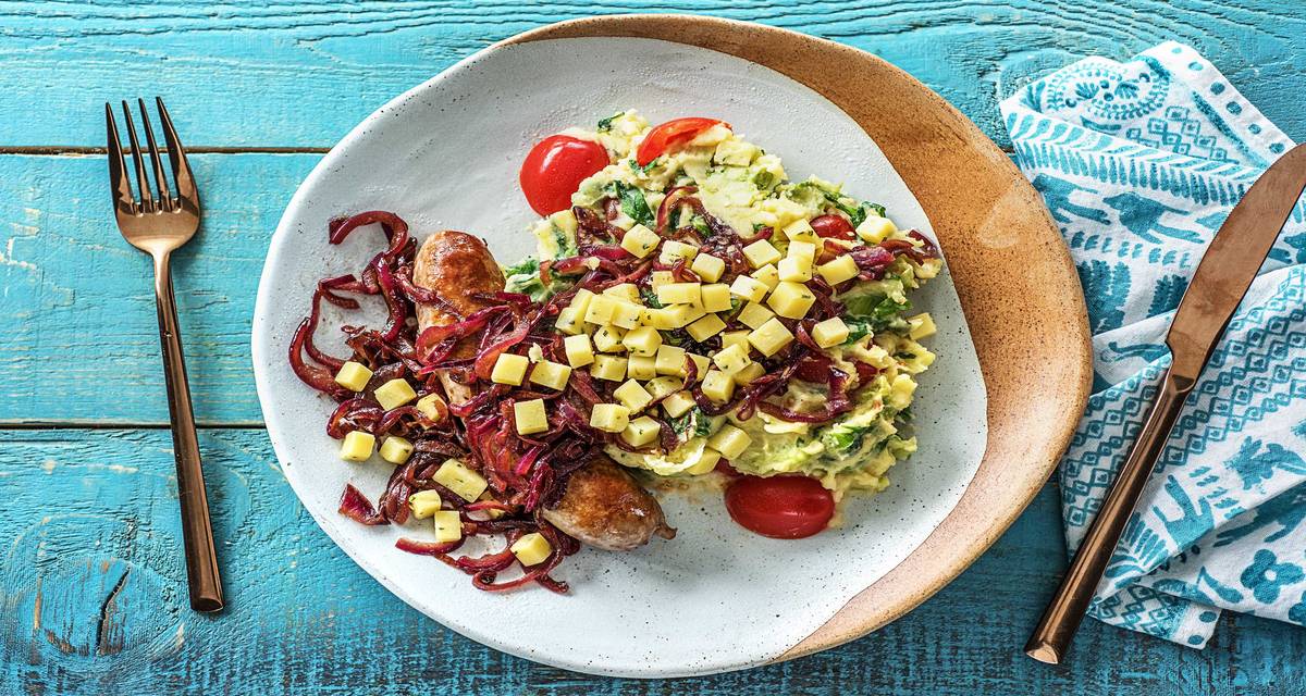 Purée de chicorée et saucisse à l'ail Avec du fromage aux fines herbes et des tomates cerises