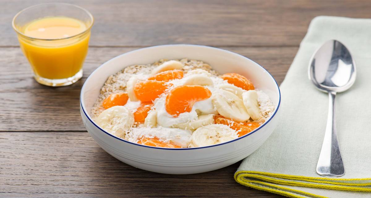 Fromage blanc demi-écrémé aux fruits Avec du muesli et de la noix de coco râpée