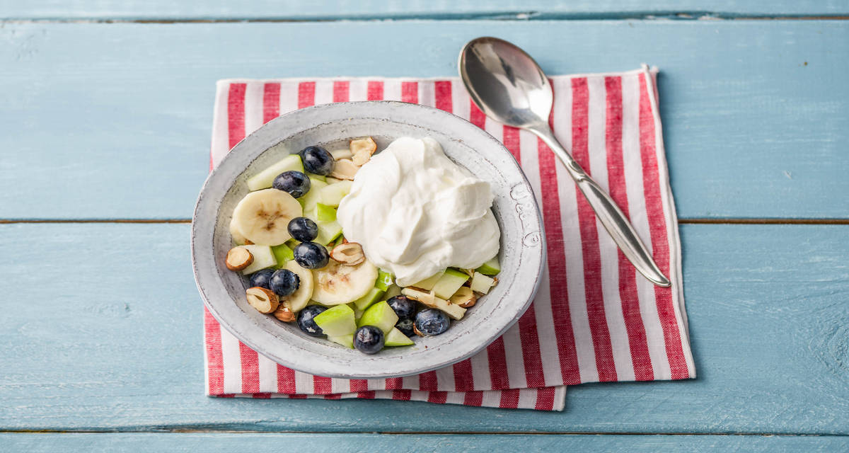 Fruitsalade Met hazelnoten en kwark