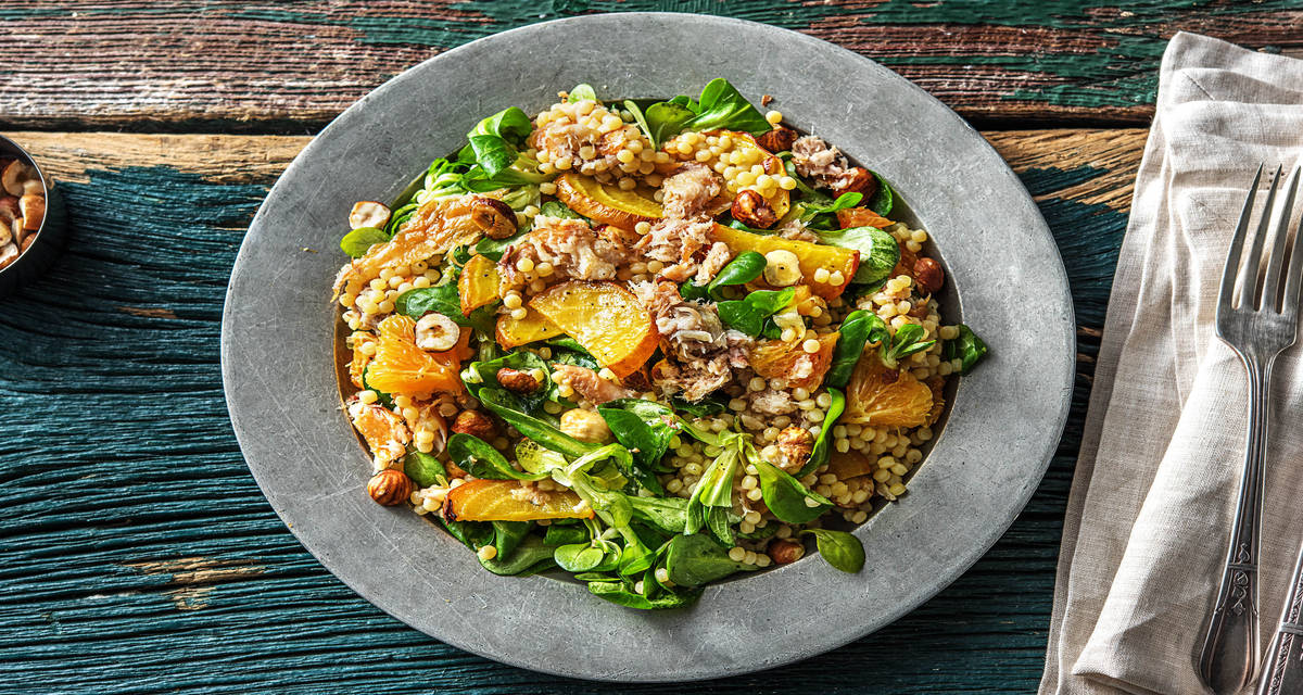 Salade de couscous perlé au maquereau fumé Avec de l’orange, des betteraves jaunes rôties et des noisettes