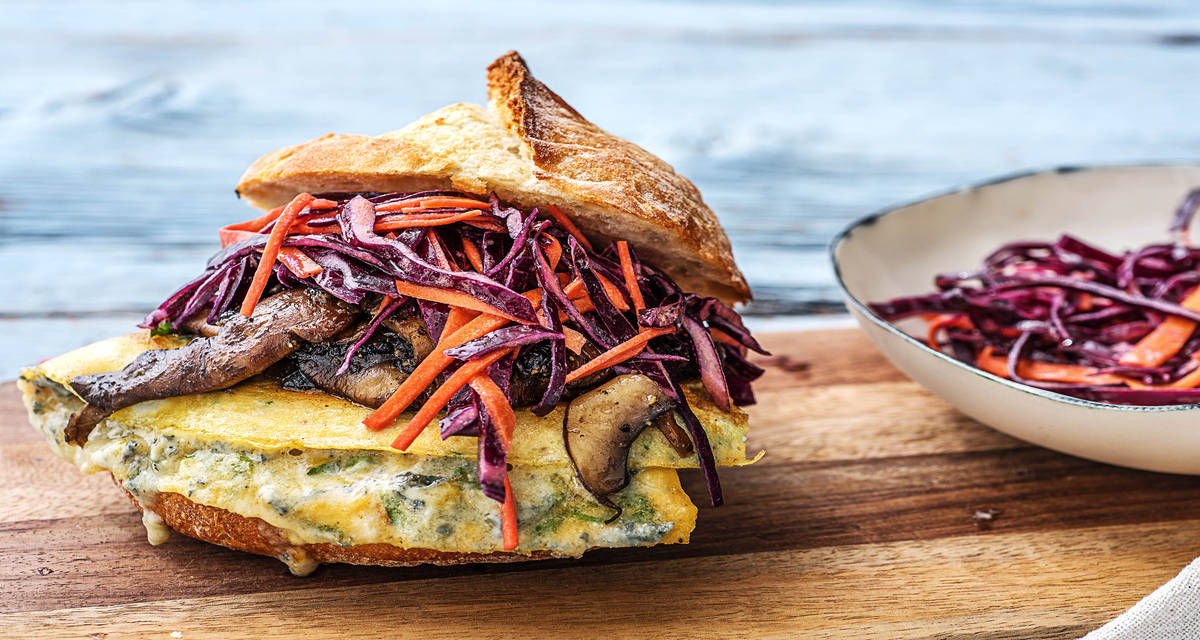 Broodje omelet met pittige blauwe kaas Met gebakken portobello en coleslaw