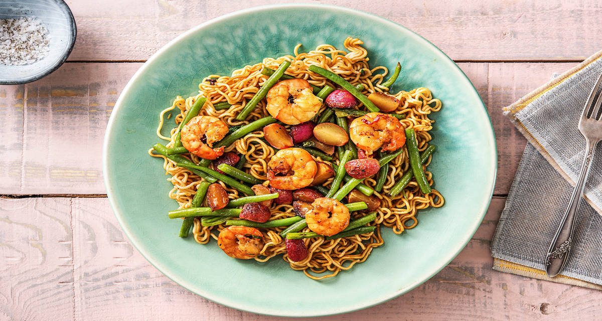 Crevettes, nouilles et haricots verts Avec du radis, de la citronnelle