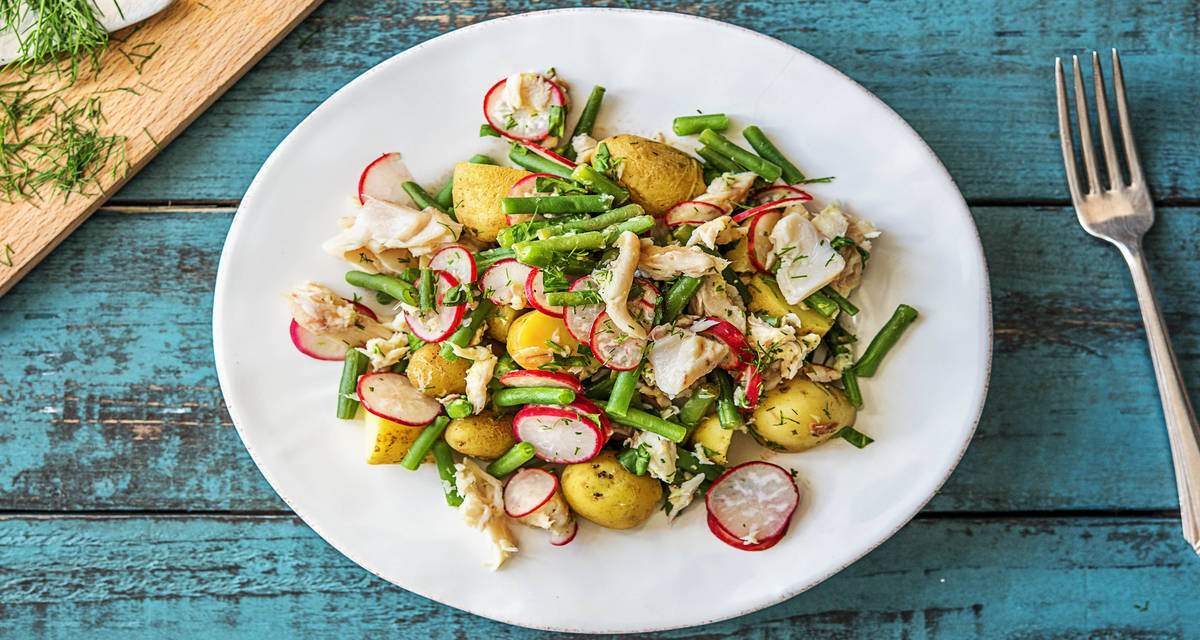 Salade de pommes de terre et truite fumée Avec des radis et une vinaigrette à la moutarde et à l’aneth