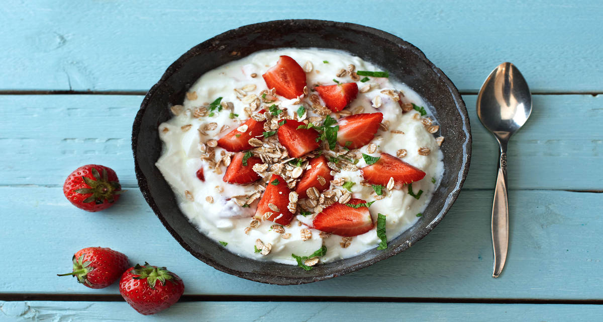 Fraises à la menthe fraîche Avec du yaourt et du muesli