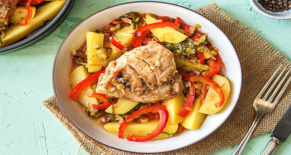 Poulet cocotte aux lardons Avec du poivron rouge, du poireau et des pommes de terre