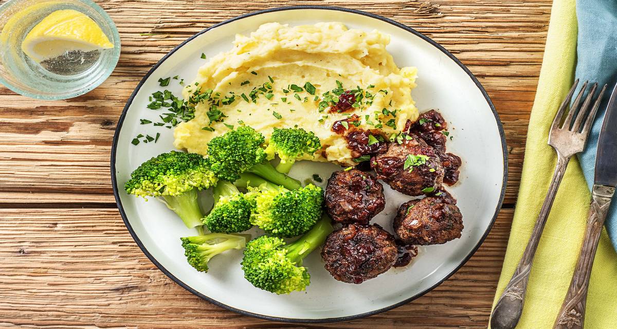 Boulettes suédoises et sauce aux airelles Avec une purée crémeuse et des brocolis