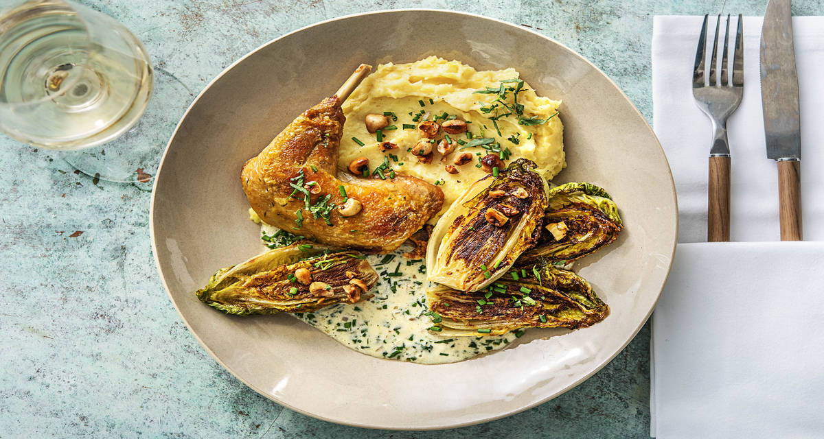 Pintade confite et purée de pommes de terre Avec une little gem étuvée dans du beurre et des noisettes