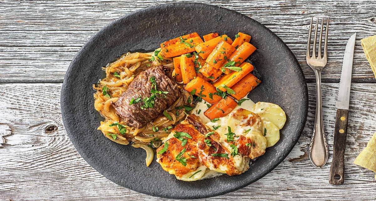 Oiseau sans tête et gratin de pomme de terre Avec des carottes à l’orange et du persil