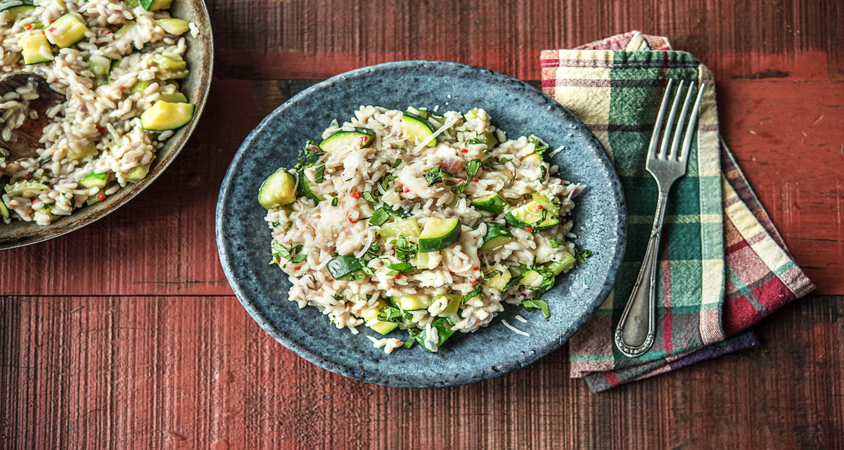 Risotto à la courgette et à la mozzarella de bufflonne Avec du céleri-branche et du persil plat