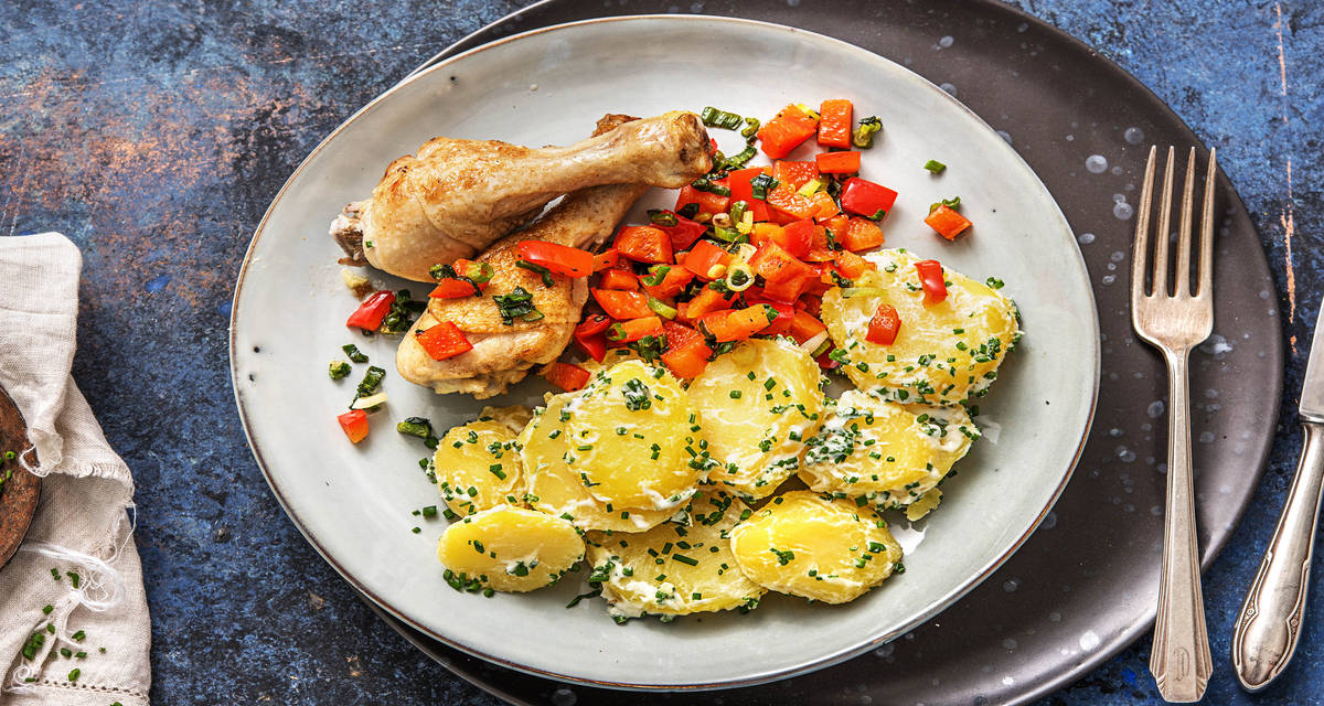 Salade de pommes de terre froide et pilons de poulet Avec du poivron poêlé et des oignons jeunes