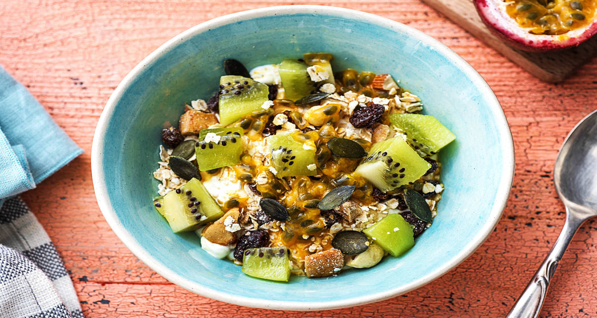 Yaourt au kiwi et au fruit de la passion Avec du muesli et des graines de courge