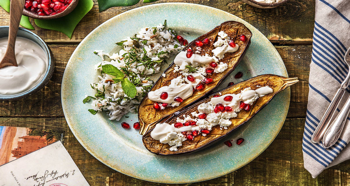 Aubergine cuite lentement Avec de la grenade, de la feta et du riz aux graines