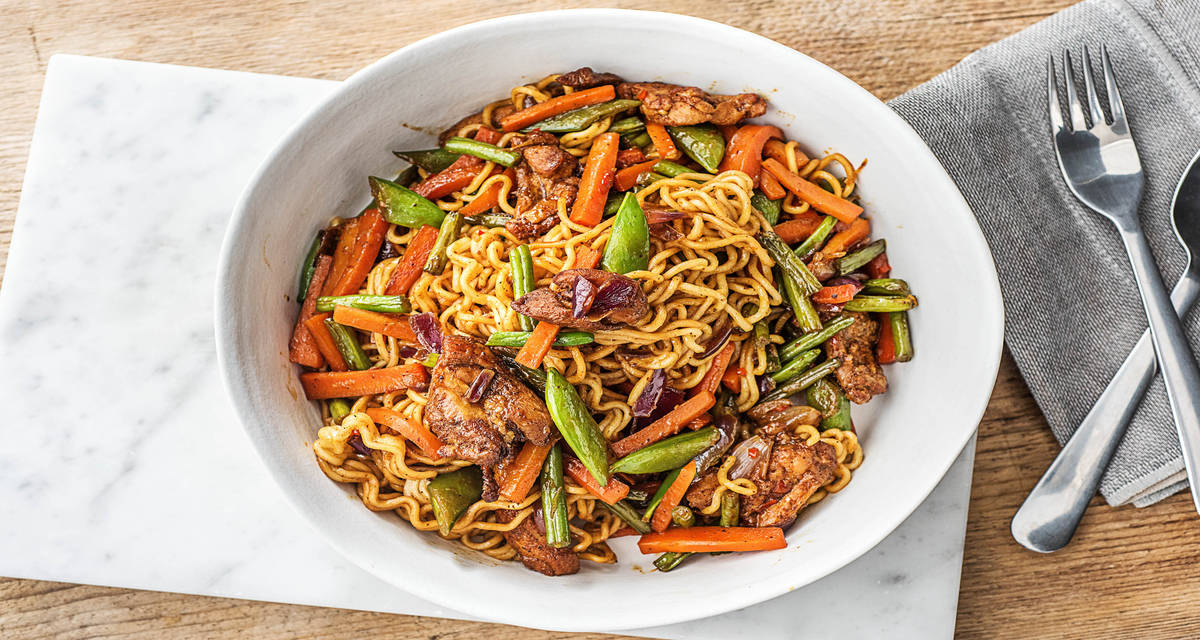 Bami au poulet 5 épices Avec des légumes sautés et du piment rouge