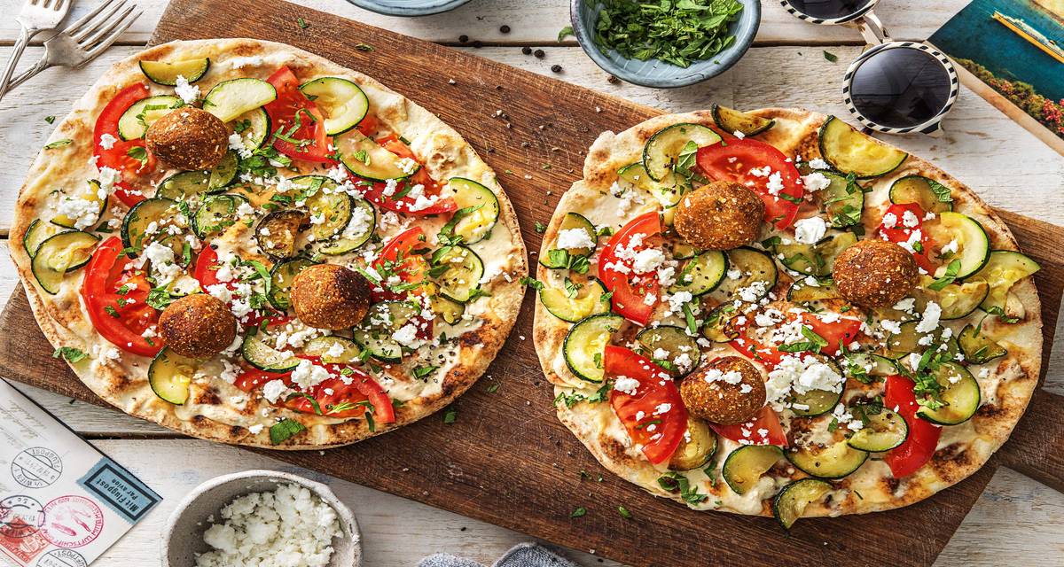 Tortillas, falafels et feta Avec une sauce au yaourt et au houmous et de la menthe fraîche