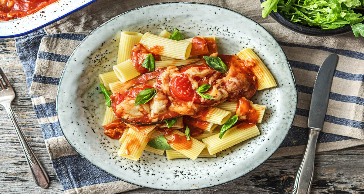 Aubergine au four et rigatoni Avec de la tomate, du fromage vieux et une salade