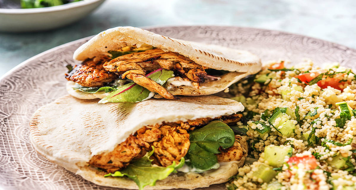 Chawarma de poulet et salade de couscous Avec des pains pita et une sauce à l’ail