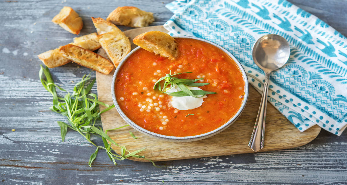 Soupe de tomate et de poivron à l'estragon Avec du couscous perlé, des abricots et des gressins