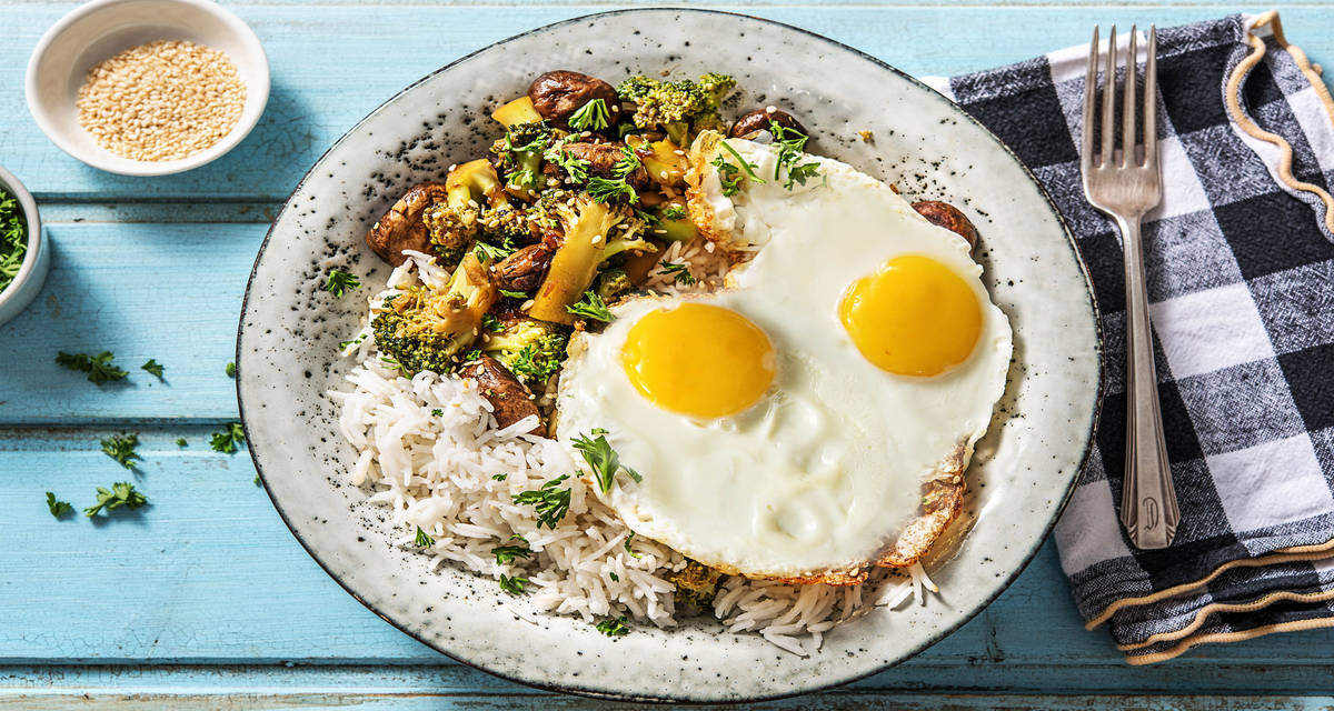 Légumes à la sauce soja sucrée et œuf au plat Avec du riz, des noix de cajou et graines de sésame