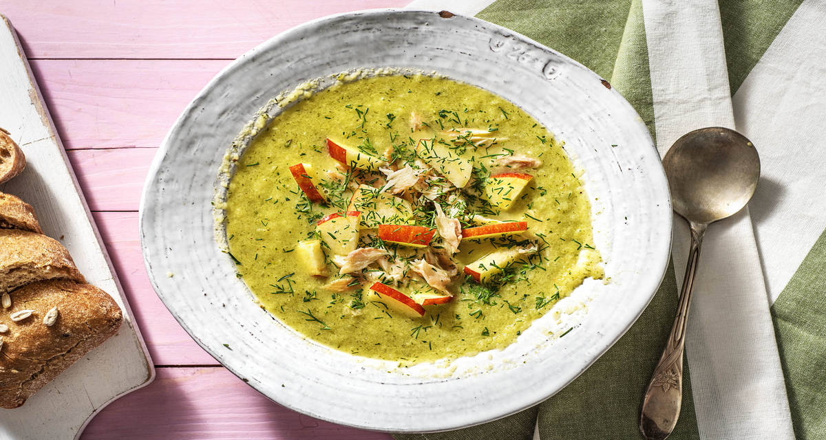 Soupe au panais, à la pomme et à la truite fumée Avec de l'aneth frai et une ciabatta aux graines de tournesol