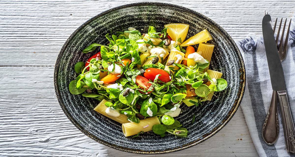 Salade de pâtes à l'avocat et à la ricotta Avec du citron et des herbes fraîches