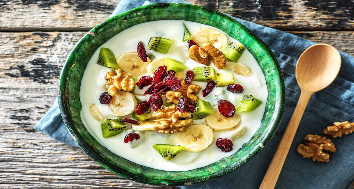 Yaourt au kiwi et à la banane Avec un mélange noix-canneberges