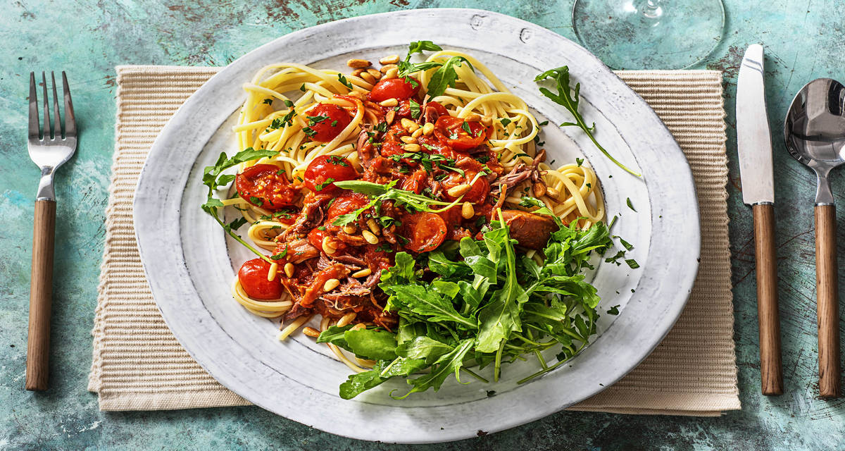 Ragù au canard confit Avec des linguine et une salade de roquette fraîche