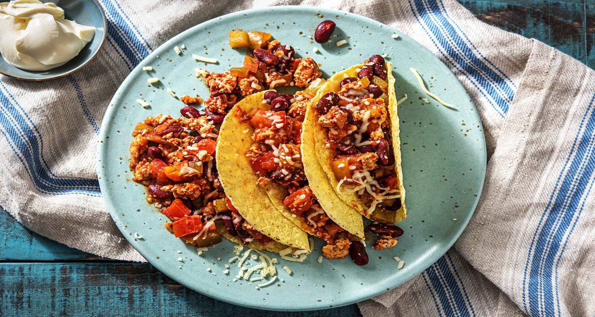 Tacos mexicains au poulet haché Avec du piment vert piquant et du cheddar