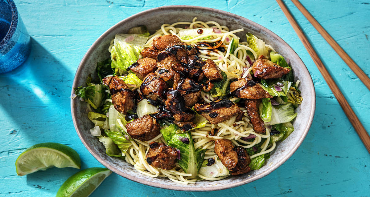 Emincé de porc dans une marinade sucrée Avec de la salade romaine cuite et des nouilles