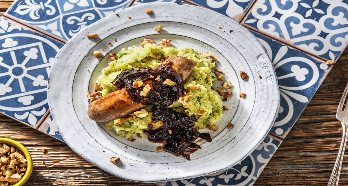 Saucisse de porc et purée aux brocolis Avec un jus d’oignon, des graines de carvi et des noix