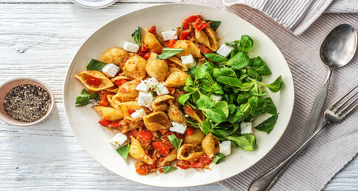 Conchiglie au pesto rouge et à la feta Avec du poivron rouge, de la mâche et du basilic
