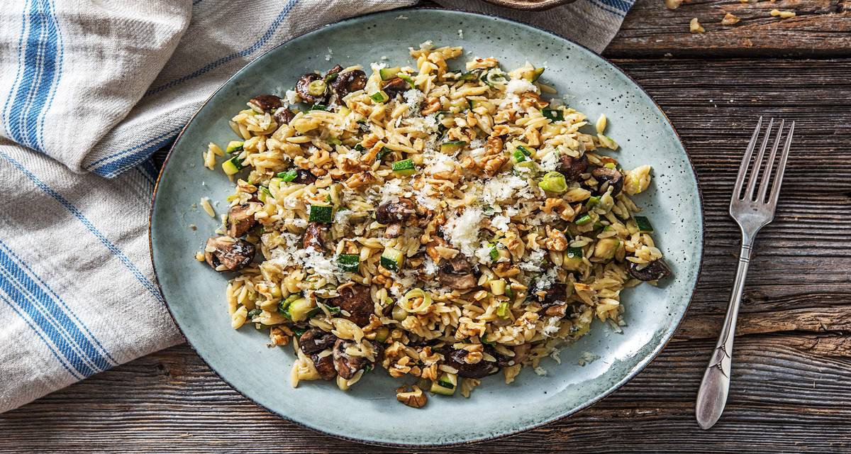 Risotto d’orzo aux champignons Avec des noix et du parmigiano reggiano