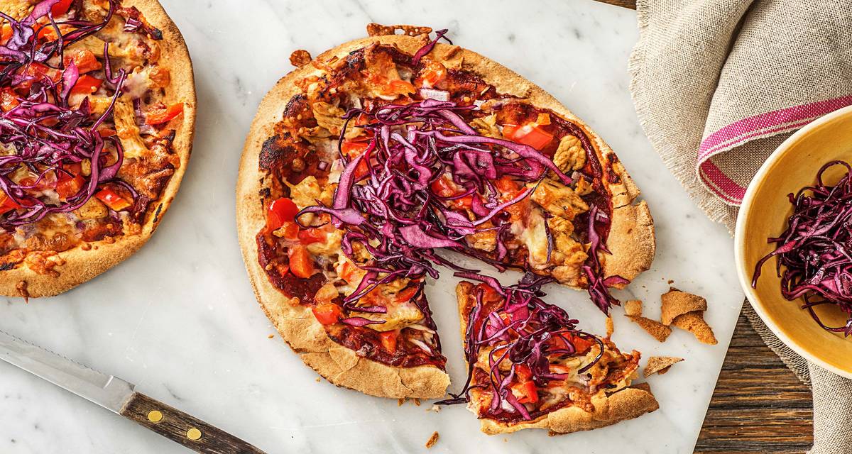 Pizza sur pain plat au chou rouge et au gyros de poulet Avec du poivron et du fromage vieux