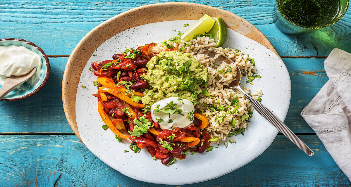 Chilli sin carne Avec des haricots rouges, du guacamole et de la coriandre fraîche