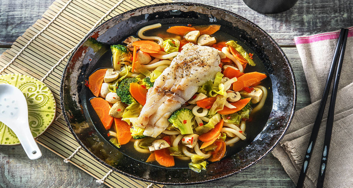 Japanse ramen met gebakken kabeljauw Met udonnoedels, spitskool en broccoli