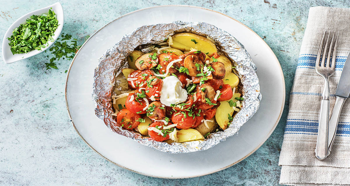 Pommes de terre rôties et sauce tomate Avec des champignons blonds et du fromage de chèvre affiné