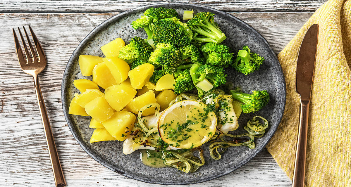 Églefin, oignons doux et sauce au beurre Avec du brocoli et des herbes fraîches